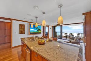 カハナにあるPaki Maui 301 · Direct Oceanfront Views Remodeled 2BD Condoのキッチン(海の景色を望むカウンタートップ付)