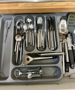 ein Tablett mit Geschirr in einer Schublade in der Unterkunft Base is a lovely place to unwind after a long day in Wincobank