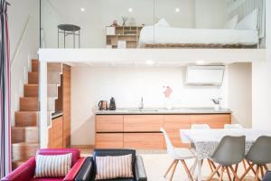 a kitchen and dining room with a loft bed at Alohamundi Marqués de Paradas in Seville +33 photos