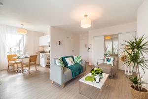 een woonkamer met een bank en een tafel bij Résidence de Perros-Guirec in Perros-Guirec