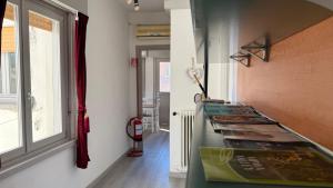 a room with a shelf with books and a window at Centro Città 2 in Gorizia
