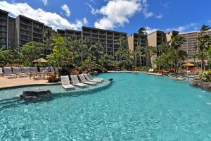 Una piscina con tumbonas en un resort. en Kaanapali Shores 515 · KS 515 Updated 2Bedroom at BeachFron, en Kahana