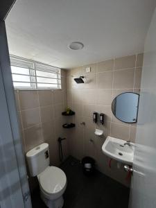 Kampong JelatangにあるAz homes AGのトイレと洗面台のあるバスルーム +4枚の写真