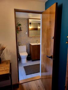 Un baño con inodoro, bañera y lavabo. en This Old House, en Lombada Velha