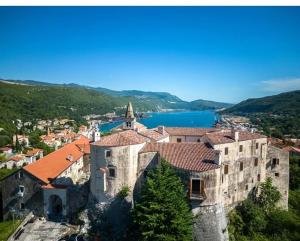 an aerial view of a town with a large building at Studio-apartman Dejan in Bakar