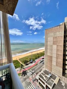 una vista de la playa desde el balcón de un edificio en Ocean903, en Vila Velha
