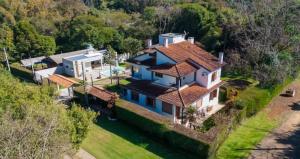 une vue aérienne sur une grande maison dans l'établissement Pousada CHÂTEAU LUMIÈRE, à Itaara