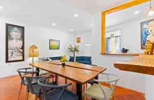 卡塔赫纳Casa Trinidad Getsemaní Hotel的配有木桌椅的餐厅