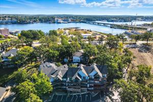 オーセージ・ビーチにあるLakeview Landingの水上家屋風景