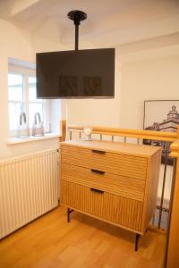 a dresser with a tv on top of it in a room at Ferienwohnung zur kleinen Grede in Herborn