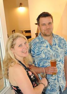 Ein Mann und eine Frau mit Biergläsern in der Unterkunft Gästehäusle in Mundelsheim in Mundelsheim