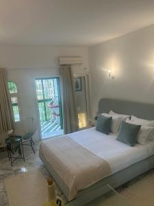 A bed or beds in a room at Our Modern Studio in Marina Port El Kantaoui