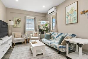 Posezení v ubytování The Crucian Queen - Walkable - AC - Outdoor Shower