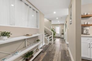 Kuchyň nebo kuchyňský kout v ubytování The Crucian Queen - Walkable - AC - Outdoor Shower + 13 fotografií