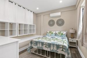 Postel nebo postele na pokoji v ubytování The Crucian Queen - Walkable - AC - Outdoor Shower