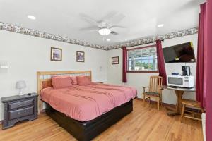 a bedroom with a bed and a desk with a computer at The Cowboy Social Unit 4 in Williams +20 photos