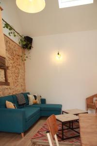 a living room with a blue couch and a table at Gîte 'Le 31' in Coulaines