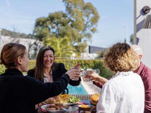 un grupo de personas sentadas alrededor de una mesa con comida en ibis Toulon La Valette, en La Valette-du-Var