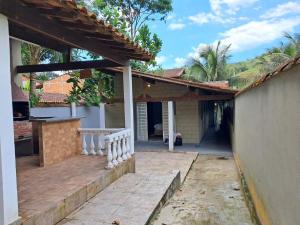 - Vistas al exterior de una casa con patio en Encanto Paraty - casa aconchegante com acesso ao rio, en Paraty