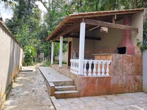 Casa con porche con barandilla blanca en Encanto Paraty - casa aconchegante com acesso ao rio, en Paraty 6 fotos más
