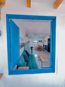 a living room with a blue couch and a table at Casa del Puerto Hostel & Suites in Cartagena de Indias