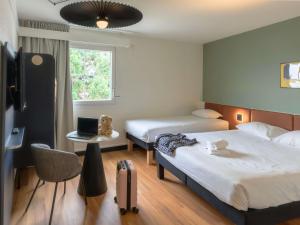 Giường trong phòng chung tại ibis Strasbourg Aéroport Le Zénith +83 ảnh