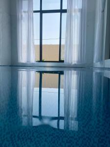 Piscina a شالية الفاخرة o a prop 13 fotos més
