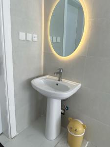 un baño con lavabo y espejo en شالية همس الفاخرة, en Taif