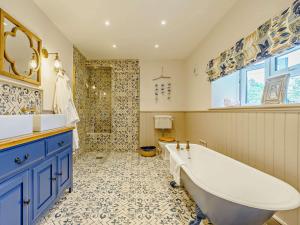 Un baño grande con bañera y ducha. en 2 Bed in Richmond 83085, en Barton 16 fotos más