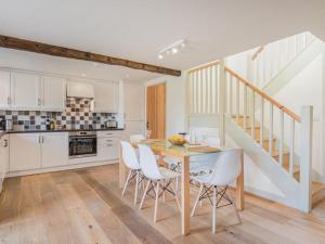Una cocina y un comedor con mesa y sillas. en 3 Bed in Shap SZ390, en Shap