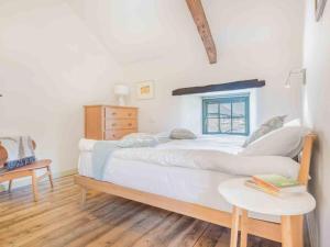 Un dormitorio con una cama grande y una mesa. en 3 Bed in Shap SZ390, en Shap