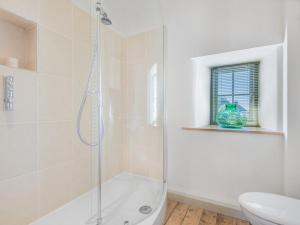 Un baño con ducha, inodoro y lavabo. en 3 Bed in Shap SZ390, en Shap