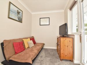 Una sala de estar con un sofá y un televisor. en 2 Bed in Staveley SZ439, en Staveley