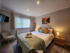Un dormitorio con una cama grande y una silla. en 2 Bed in Staveley SZ439, en Staveley
