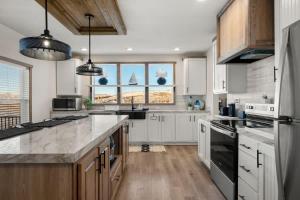 Kuchyň nebo kuchyňský kout v ubytování New Bear Lake Home with Beautiful Fall Views