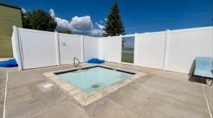 Piscina de la sau aproape de New Bear Lake Home with Beautiful Fall Views