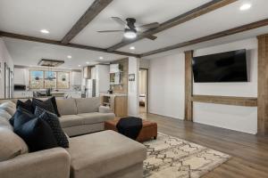 TV a/nebo společenská místnost v ubytování New Bear Lake Home with Beautiful Fall Views