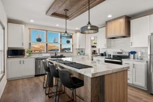 Kuchyň nebo kuchyňský kout v ubytování New Bear Lake Home with Beautiful Fall Views