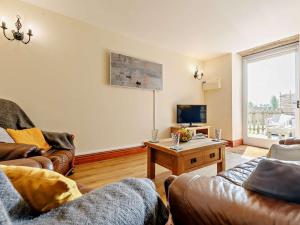 Una sala de estar con dos sofás y un televisor. en 2 Bed in Launceston 92552, en Saint Giles on the Heath