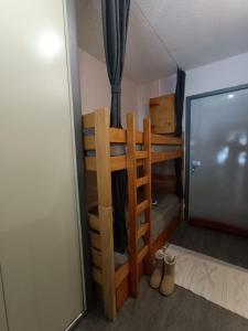 Una habitación con dos literas y una puerta. en Les Herminières, en La Norma