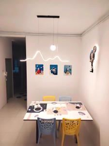 a dining room with a table with chairs and a table and a pendant at Happy Homestay Cameron Jaya in Cameron Highlands