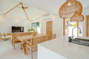 TV a/nebo společenská místnost v ubytování Luan Residence 3BR Pool Walk to Beach and Village