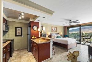 une chambre d'hôtel avec un lit, une cuisine et une chambre dans l'établissement Lahaina Shores 512 · LS 512 Getaway Studio by the Beach Pool Hot, à Lahaina 68 autres photos