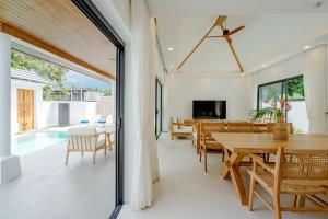 TV a/nebo společenská místnost v ubytování Luan Residence 3BR Pool Walk to Beach and Village