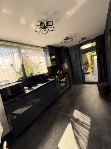 une cuisine avec des armoires noires et un plafond dans l'établissement Anna Chalet, à Breaza de Sus 41 autres photos