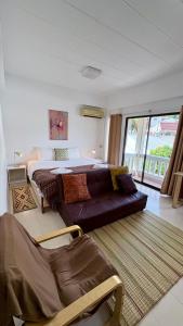 un dormitorio con una cama y un sofá en Holiday House Kata & Karon Phuket Hotel, en Kata Beach