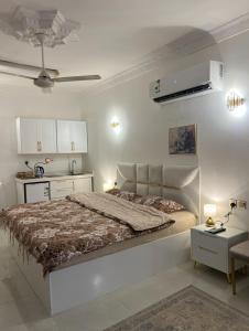 Postel nebo postele na pokoji v ubytování جناح الراحة Medina- comfort suite