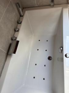 Ένα μπάνιο στο Martin's Apartment at Kirchheim near train station