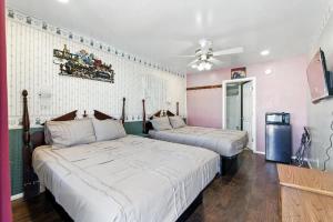 Postel nebo postele na pokoji v ubytování The Cowboy Social Unit 15