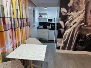 a room with a table and chairs and a kitchen at The Cove By Renzzi in Miami Beach +35 photos